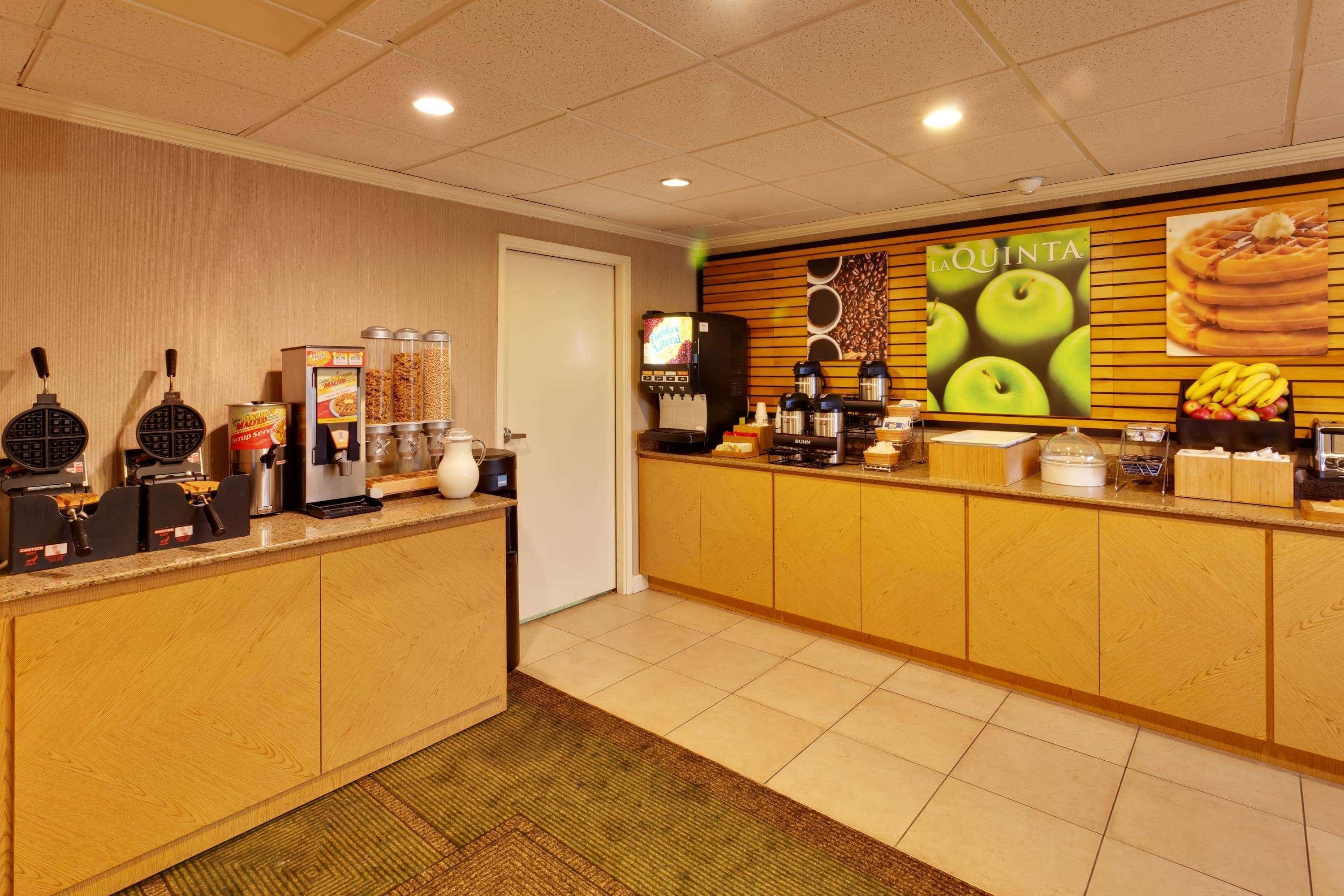 La Quinta By Wyndham Plattsburgh Hotel Екстериор снимка